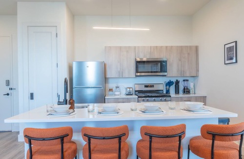 East Orange Apartment | Vibrant Visit near Airport! Free Parking, 2 Baths & Sleeps 8! ✨10% OFF 7 days✨