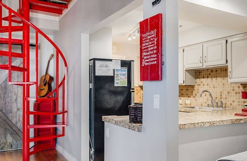 Rutledge Hill Condo | Walk 2 Broadway Balcony & Parking