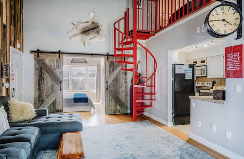 Rutledge Hill Condo | Walk 2 Broadway Balcony & Parking