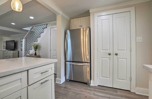 San Jacinto Cottage | Walk to Beach: Home in Galveston!