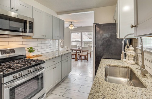 North Kansas City House | Walk to Macken Park! 5 Min to Downtown KC