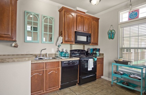 Port Bolivar Cabin | Walk to The Beach! Pet Friendly - King bed