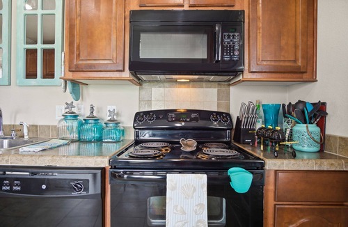 Port Bolivar Cabin | Walk to The Beach! Pet Friendly - King bed