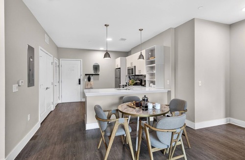 Midtown House | Walkable Hillsboro Village Terrace Near Downtown + Music Row | Belcourt