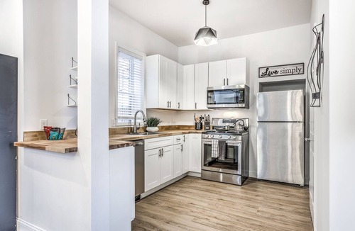 Central West End Apartment | Walkable Studio in Central West End | Near Barnes Jewish | St. Louis MO