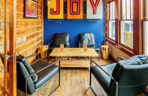 Eureka Springs Historic District Cabin | Wanderoo Lodge