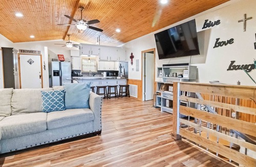 Springdale House | War Eagle Getaway