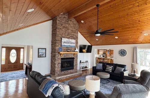 Hardin House | Waterfront 2-bedroom 2-bathroom nestled on Johnathan Creek right off Ky Lake. 💙