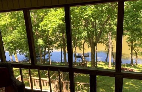 Cadiz Cabin | Waterfront Cabin with Private Dock, Jacuzzi and Deck in Kentucky