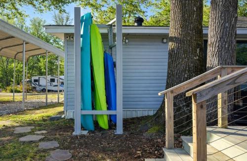 Royal House | Waterfront Home on Lake Hamilton w/Dock & 2 Decks