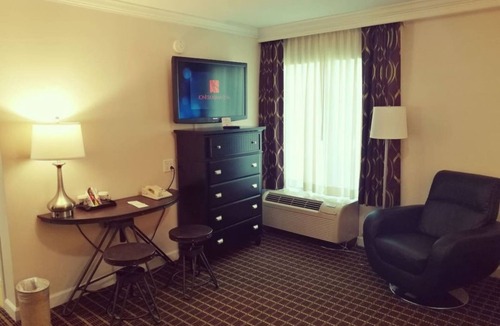 West Orange Hotel | Wilshire Grand Hotel Vibrant Studio w Garden View