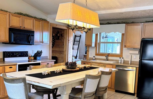 Wolf Laurel Cabin | Wolf Laurel Mountain Escape: Cozy Cabin, Fireplace, near Hatley Pointe, Secluded