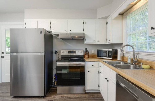 Lupton City House | Yellow Door Cottage - 3BR, Pet & family friendly!