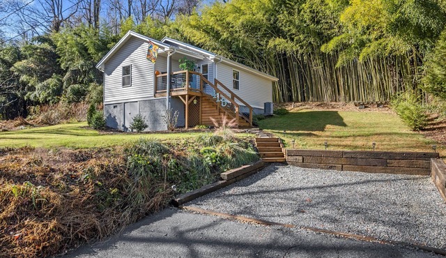 1/4 Mile to Ecusta Trail Firepit 1G Fiber Wi-Fi Bamboo Bungalow