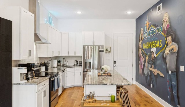 10 Beds NashVegas themed condo Downtown Nashville