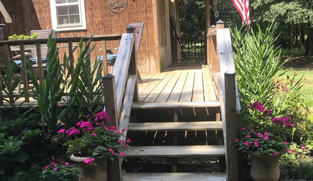 2-bedroom cabin right outside of Starkville with AC for relaxing stays