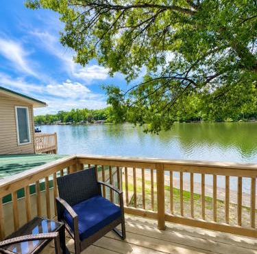 2 Bedroom Condo ON Lake Hamilton!