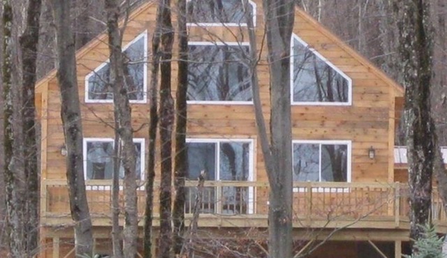 4 bedroom, 2 bath, large finished basement 2.4 miles to Jay Peak Resort!