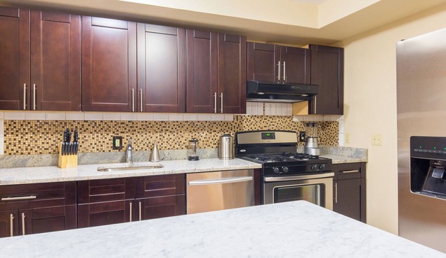 5 minutes to NYC! 6 Bedrooms! 3 Bathrooms! Amazing Location!!!!
