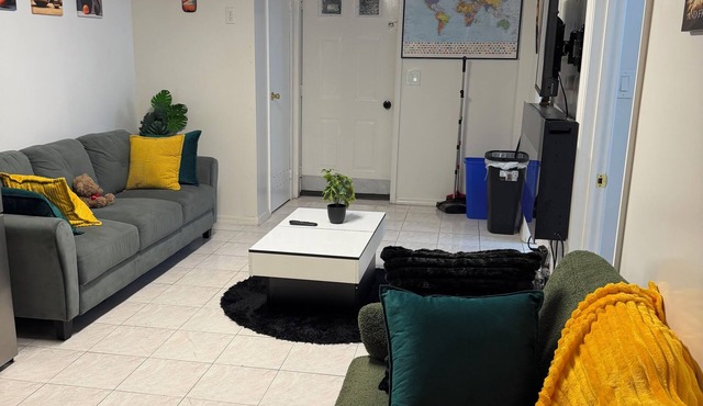 5mins to EWR. Close to NYC, JFK. 3-bedroom, 1-bath. Laundry available! Sleeps 8