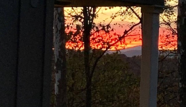 A beautiful Sunset Cottage. Amazing Mountain View’s and Sunsets.