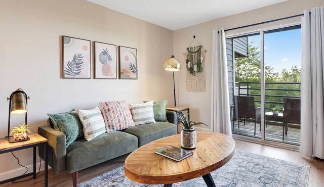 Above the Trees - Modern Studio for 2 with Views, Wifi, Pools