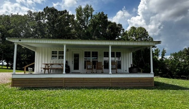 Adorable 2-bedroom farmhouse surrounded by pastures and peace