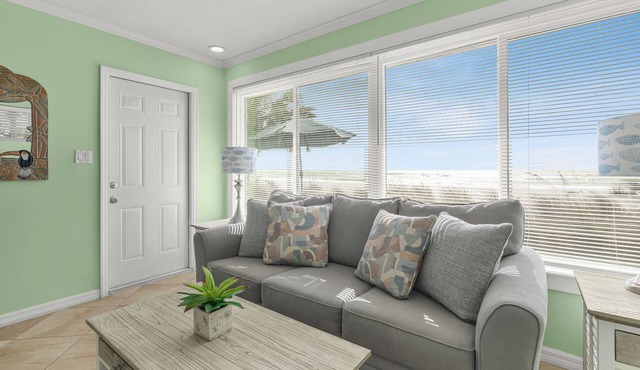 Adorable Beachfront Studio, Private Beach, Originally Part of Starfish Motel