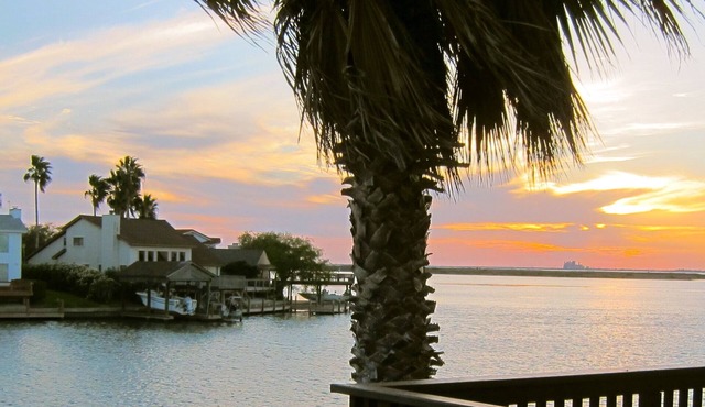 AMAZING VIEWS! - Charming Waterfront Condo -North Padre Island w/Private Dock