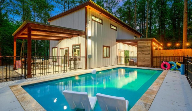 Aqua Pines Luxury Retreat - Pool, Sauna, Hot Tub, Fishing Pond and Theater
