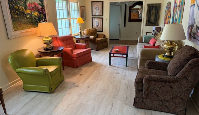 Art's Gallery - walk to Highland Village