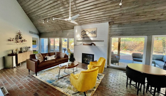 Atrium/sauna/gym/heated pool/5000 sf