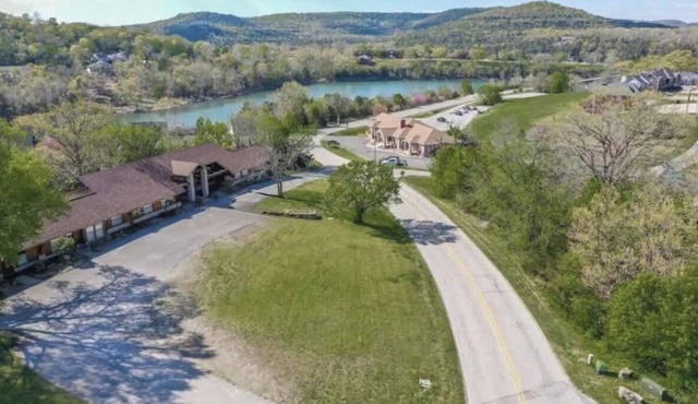 Awesome Lakehouse Unit at the Holiday Island Lodge