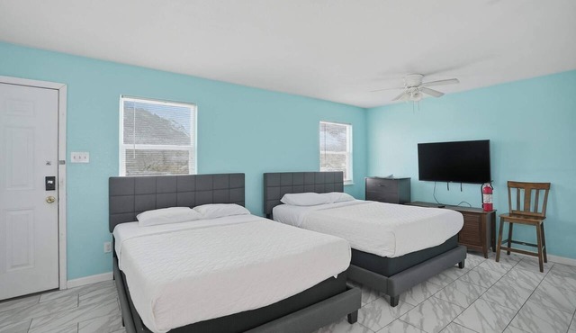 Beachside 1BR Studio, Sleeps 4 & Near North Beach