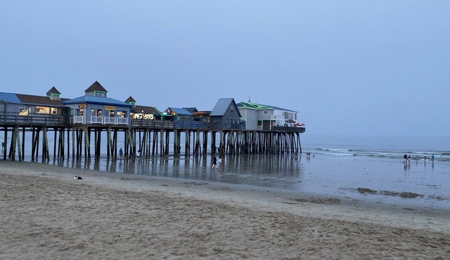 Beachside condo! One block from the beach. Walk to the pier, park and more fun!