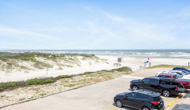 Beachside Retreat | Spacious Condo with Pool & Gulf Views