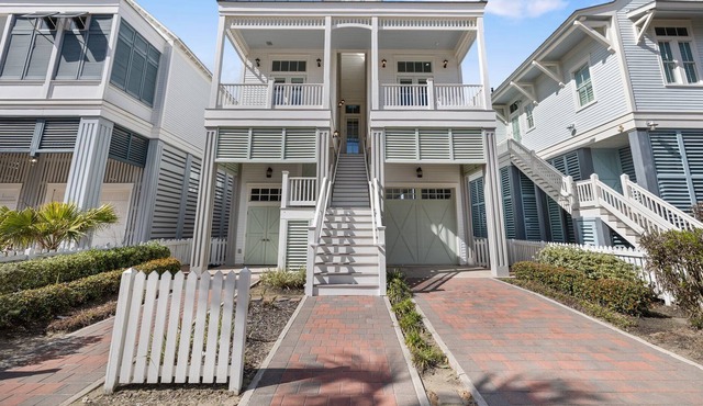Beachtown Chic Cottage - 4 Bed/3 Baths - With a view of the ship channel!