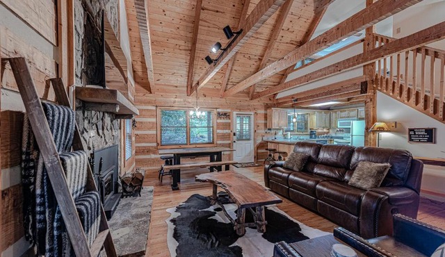 Bear Pause Cabin 3 BR/3BA Amazing view of the Lake