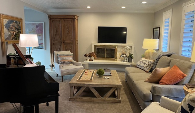 Beautifully decorated home - Close to Everything!!