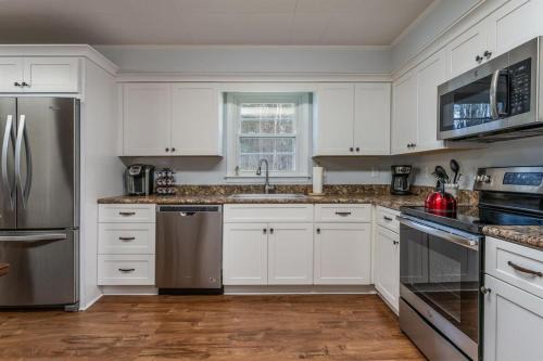 Bike Path Getaway in Town · On bike path, NEW KITCHEN,walk to St