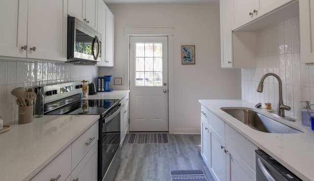 Bluff City Luxe-Cottage, Charming 2-Bedroom Cottage, Newly Renovated