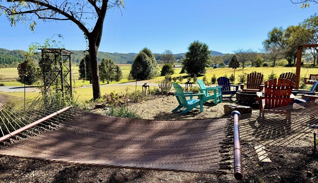 BRAND NEW - THE KING OF THE HILL - W HOT TUB AND PRIVATE BACKYARD