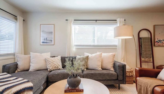 Bright & Comfy ~ 5* Location ~ Backyard ~ Parking!
