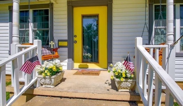 Brighton Bungalow | Historic Town Square Charm Near Memphis Sleeps 6