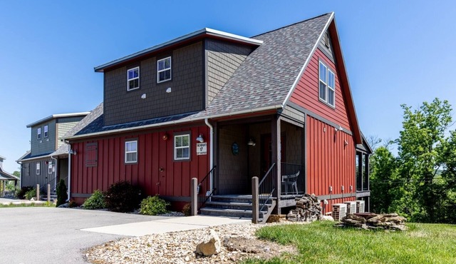 Cabin #17- 5 bedroom,5.5 bath luxury family escape sleeps 14-Hot tub, fire pit.