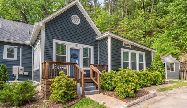 Cedar Blossom Bungalow - Pet friendly getaway with a 5 min walk to downtown