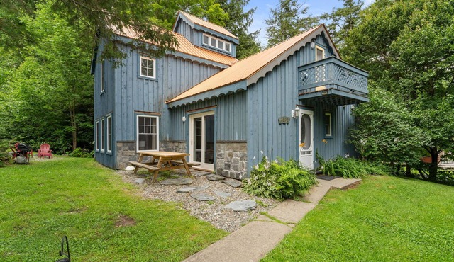 Chalet 3 Min to Smuggs | Fire Pit | Dog-Friendly