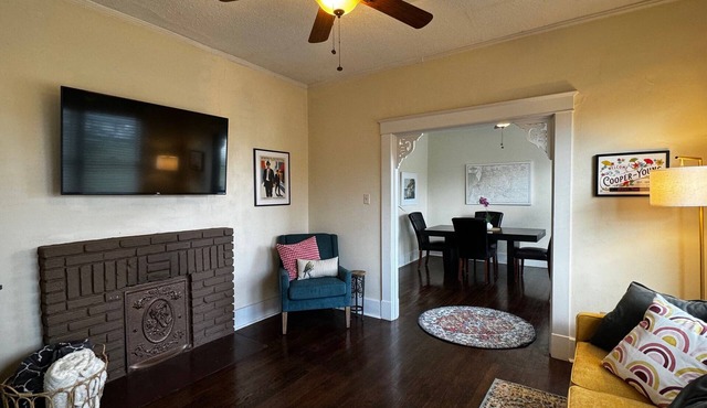 Charming 2-bed bungalow in the Historic Cooper-Young neighborhood of Memphis!