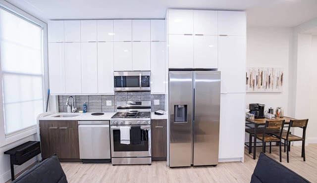 Charming 2-bedroom 15 min to NYC by bus with AC, WiFi, Elevator, Washer/Dryer