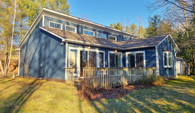 Charming dog-friendly riverside escape with deck, firepit & EV charger